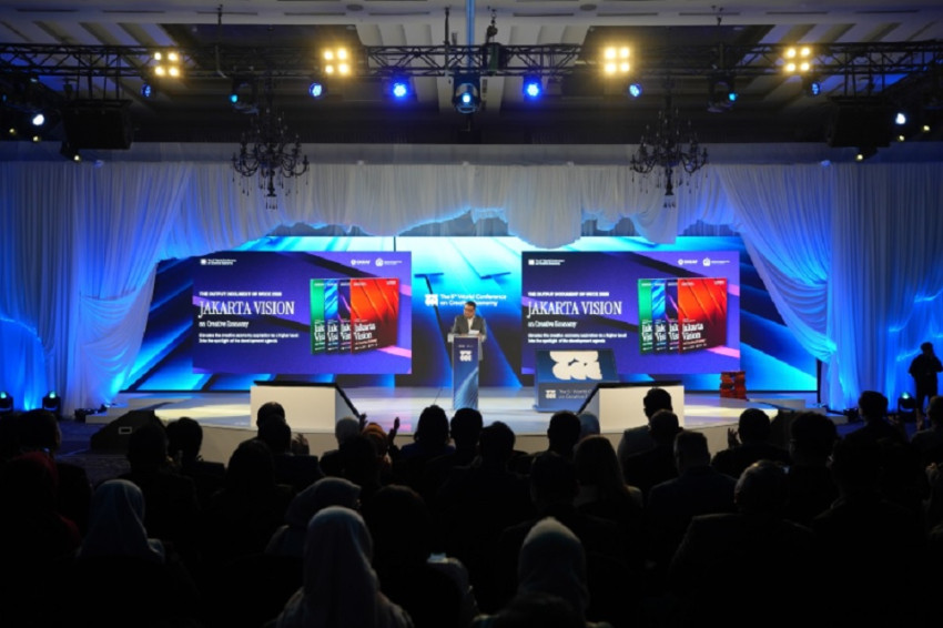 Panggung konferensi WCCE 2026 dengan latar Jakarta Vision dan pembicara di atas panggung