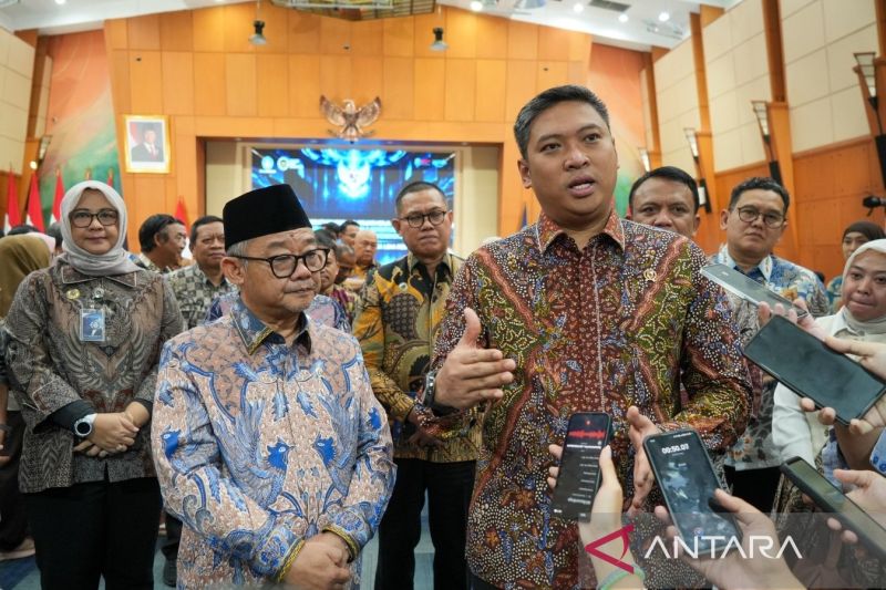 Menteri Pendidikan Dasar dan Menengah Abdul Mu'ti berbicara di hadapan wartawan dalam sebuah acara di Jakarta