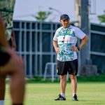 Pelatih Bernardo Tavares berdiri di lapangan latihan bersama pemain Persebaya