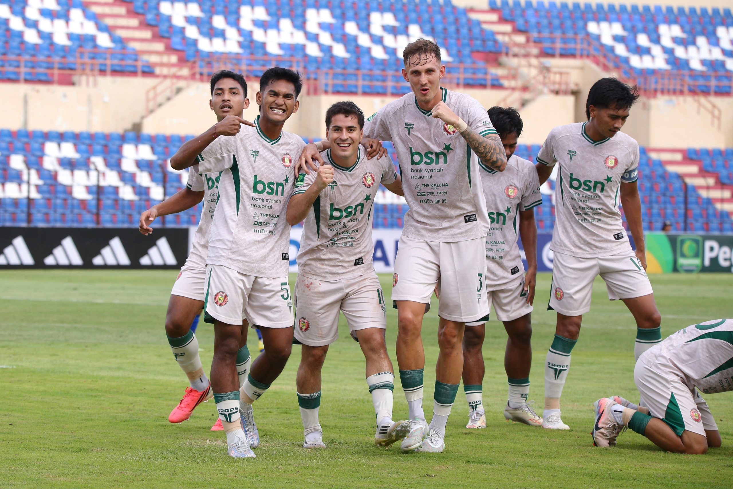 Pemain Persiraja merayakan gol di lapangan