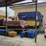 Puluhan jeriken BBM sitaan dan kendaraan yang diamankan di balik garis polisi