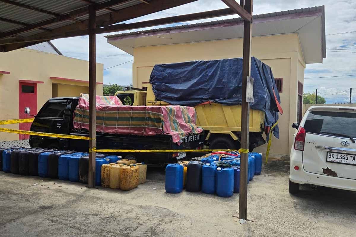 Puluhan jeriken BBM sitaan dan kendaraan yang diamankan di balik garis polisi