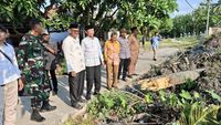 Petugas melakukan normalisasi Sungai Tonjong di Kramatwatu, Serang, untuk antisipasi banjir
