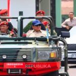 Presiden Prabowo menaiki kendaraan taktis bersama prajurit Kopassus berbaret merah