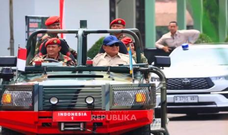 Presiden Prabowo menaiki kendaraan taktis bersama prajurit Kopassus berbaret merah