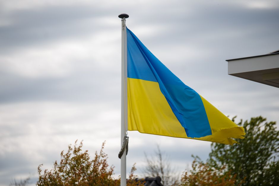 Bendera Ukraina berkibar di udara pada hari berawan