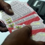 Tangan memegang sejumlah Kartu Identitas Anak berwarna merah putih