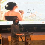 Menteri Pariwisata berbicara di podium konferensi pers dengan latar spanduk Jogja Cultural Wellness Festival 2026