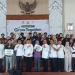 Sekelompok mahasiswa berfoto bersama pada kegiatan mentoring di sebuah aula