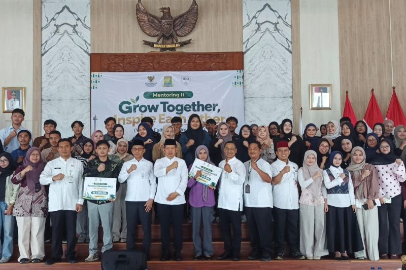 Sekelompok mahasiswa berfoto bersama pada kegiatan mentoring di sebuah aula