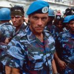 Jean-Claude Van Damme di tengah bersama para pemeran berseragam kamuflase dan baret biru dalam adegan film Street Fighter 1994