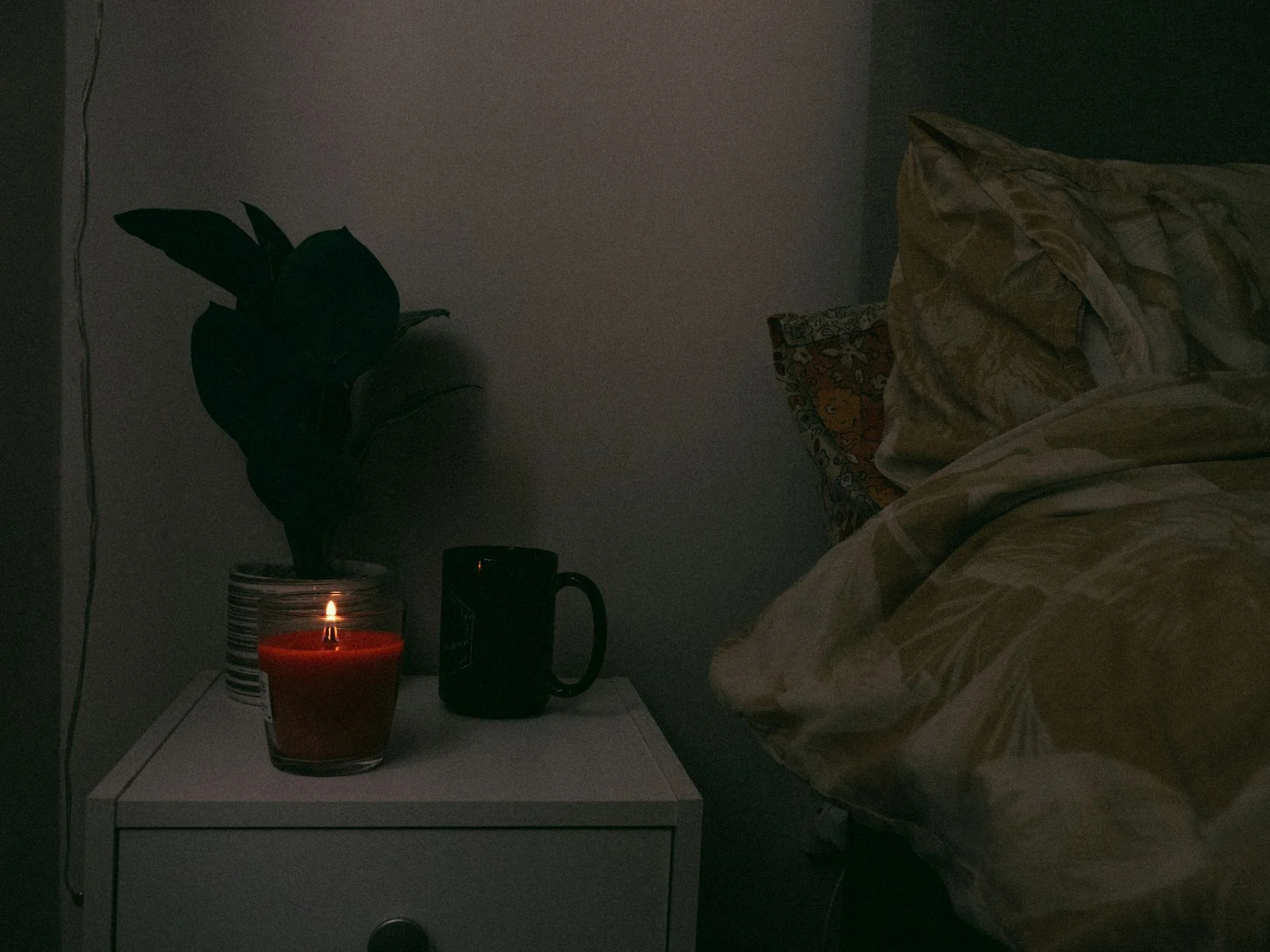 sleeping bedroom dark room