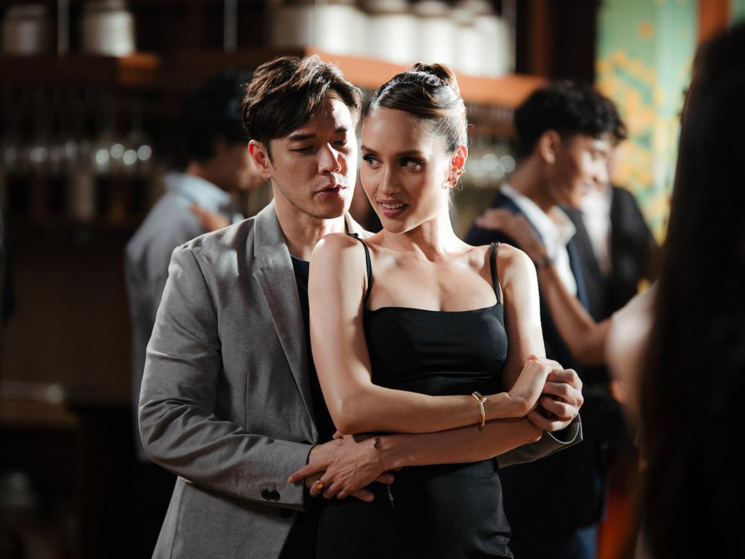 Cinta Laura, pemeran Aruna dalam serial Indonesia Sleeping with the Enemy