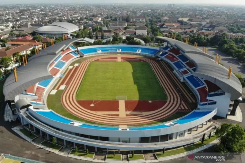 Foto udara Stadion Mandala Krida dengan lapangan hijau dan lintasan lari mengelilinginya.