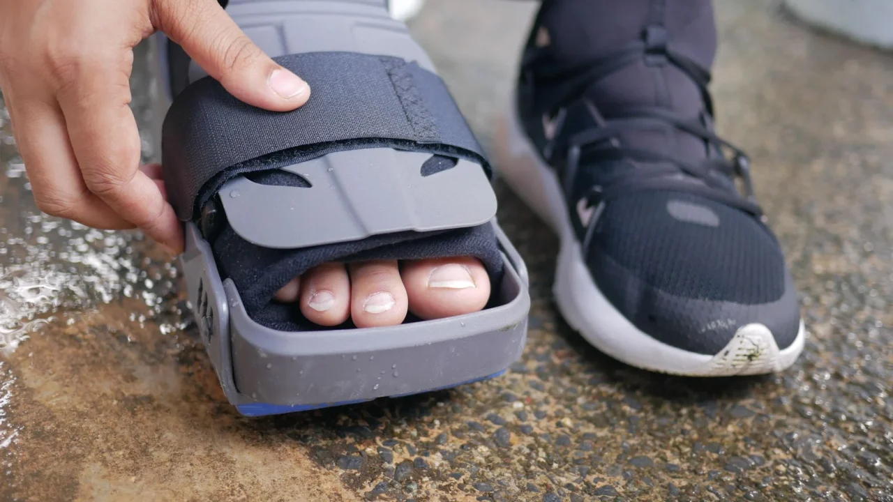swollen foot joint pain