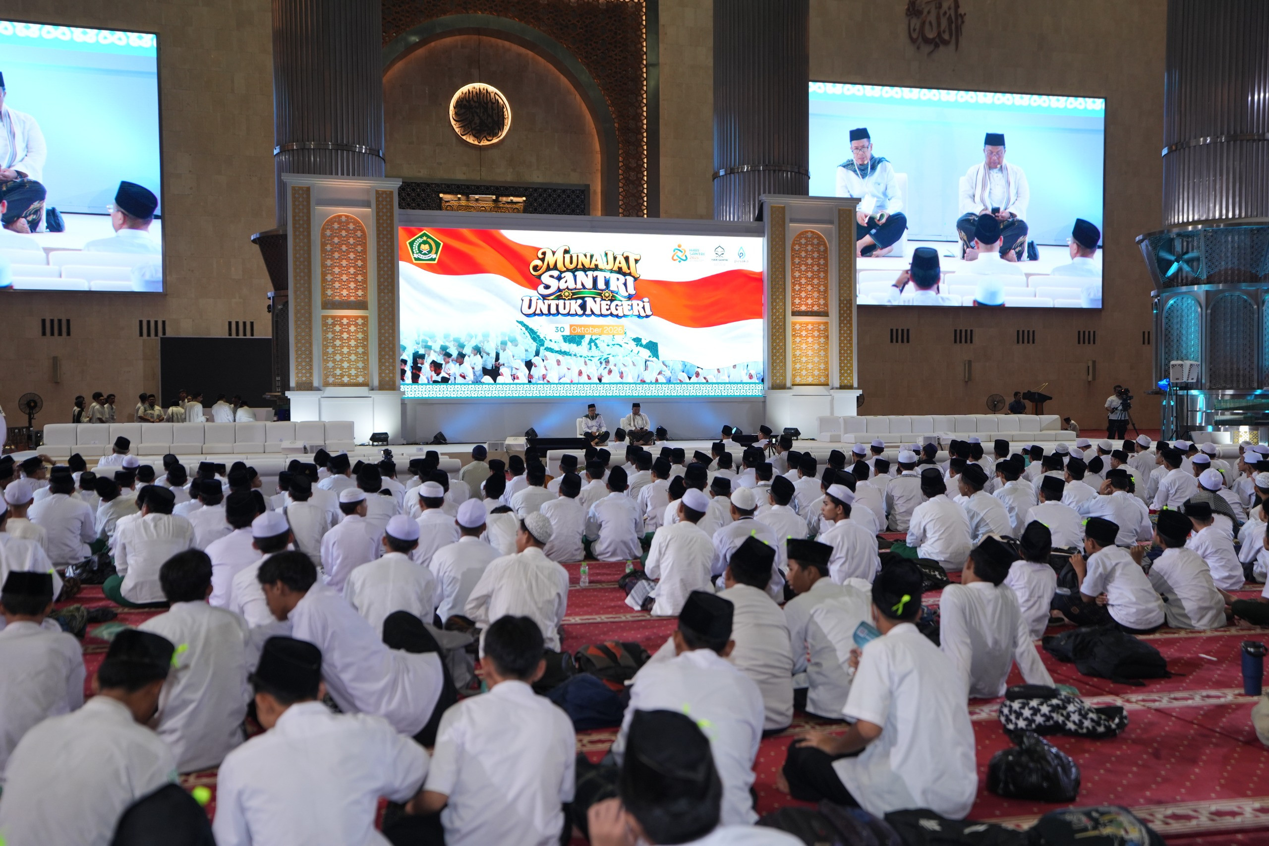 Ratusan santri berkumpul dalam kegiatan Munajat Santri untuk Negeri di Masjid Istiqlal, Jakarta