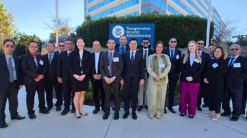 Rombongan delegasi Indonesia berfoto bersama di depan gedung Transportation Security Administration di Amerika Serikat