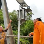 Petugas menunjukkan dasbor pemantauan sistem peringatan dini banjir Flood Eye di tepi sungai