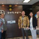 Sejumlah orang berfoto di resepsionis kantor SofLogic yang baru diresmikan di Jakarta