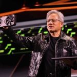 CEO NVIDIA Jensen Huang memamerkan kartu grafis dalam sebuah acara peluncuran produk