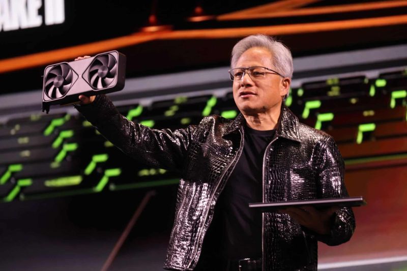 CEO NVIDIA Jensen Huang memamerkan kartu grafis dalam sebuah acara peluncuran produk