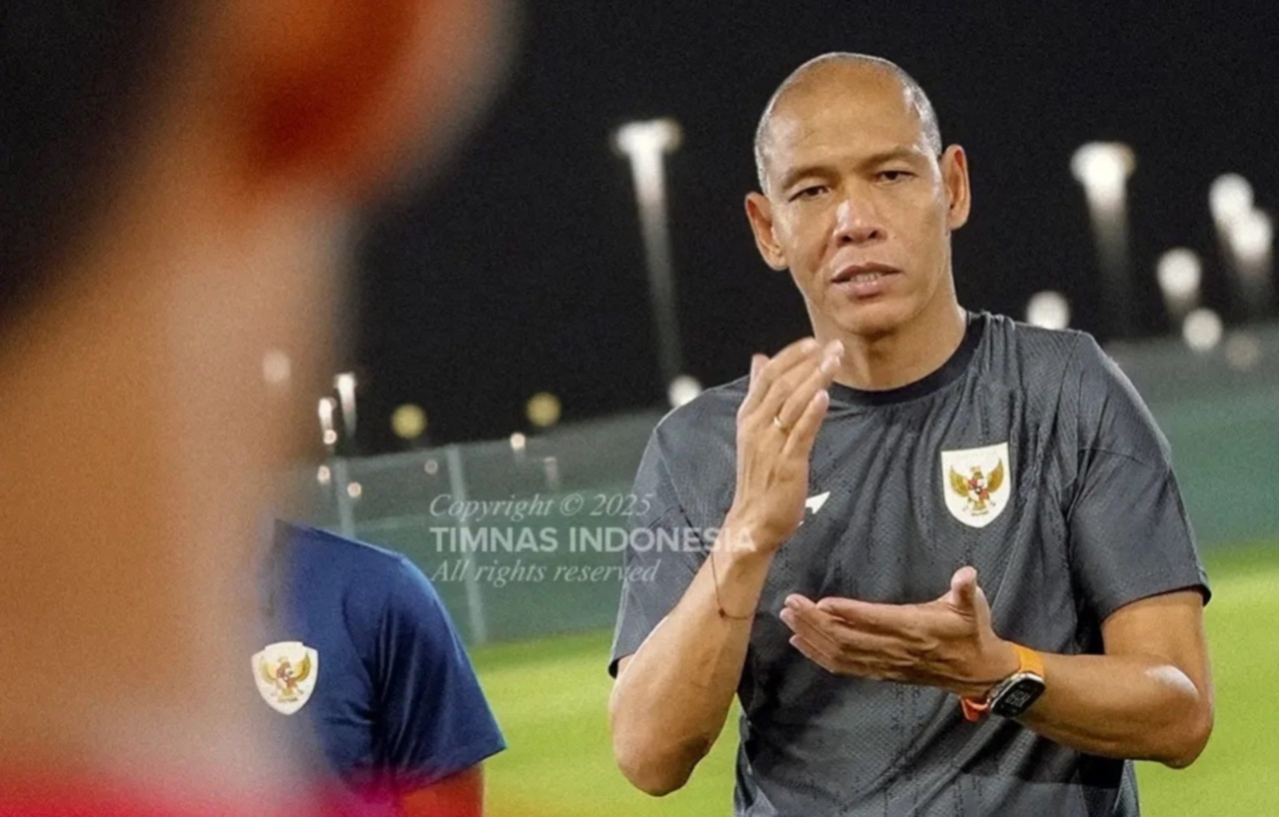 Pelatih Timnas U-20 Indonesia Nova Arianto saat memberikan instruksi