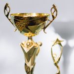 Piala emas berkilau sebagai simbol penghargaan atas sebuah pencapaian