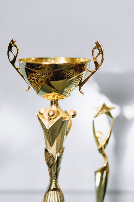 Piala emas berkilau sebagai simbol penghargaan atas sebuah pencapaian