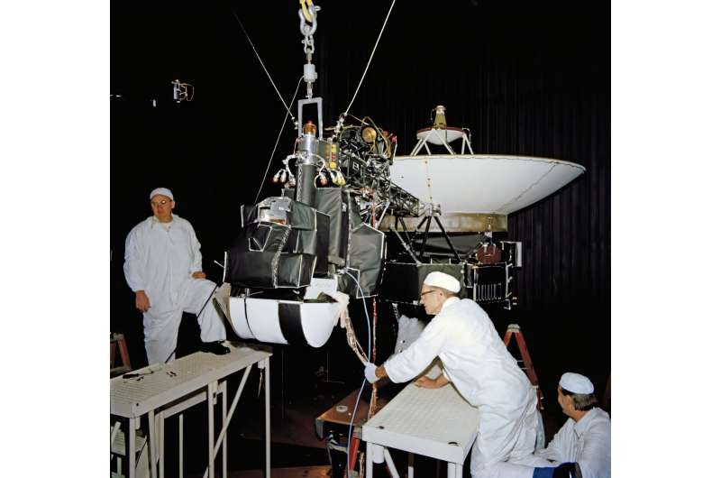 Wahana Voyager di dalam ruang simulator vakum termal di laboratorium NASA sebelum peluncuran