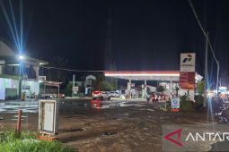 Kendaraan mengantre mengisi bahan bakar di SPBU Beuraden, Peukan Bada, Aceh Besar