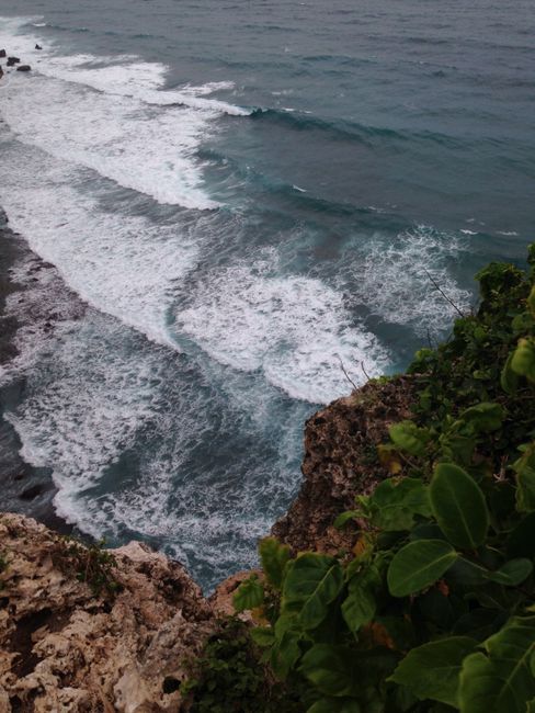Ombak besar menghantam tebing pantai berbatu di Bali