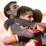 Para pemain Rayo Vallecano saling berpelukan merayakan gol