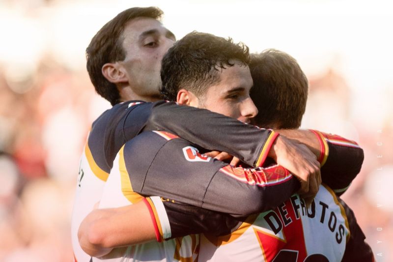 Para pemain Rayo Vallecano saling berpelukan merayakan gol