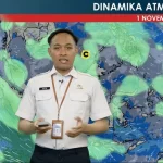 Prakirawan BMKG menyampaikan prakiraan dinamika atmosfer 1 November 2026 di depan peta cuaca