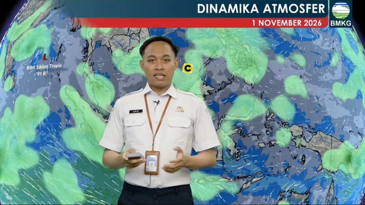 Prakirawan BMKG menyampaikan prakiraan dinamika atmosfer 1 November 2026 di depan peta cuaca