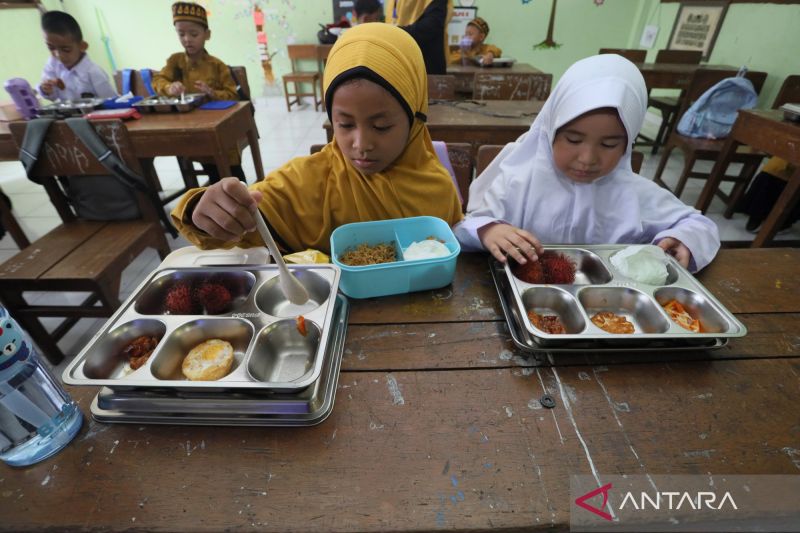 Sejumlah siswa menyantap menu Makan Bergizi Gratis di sekolah