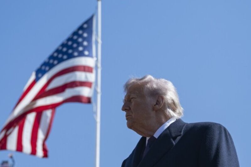 Presiden Amerika Serikat Donald Trump dengan latar bendera Amerika Serikat
