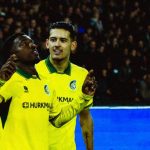 Dua pemain Fortuna Sittard berseragam kuning merayakan gol di stadion