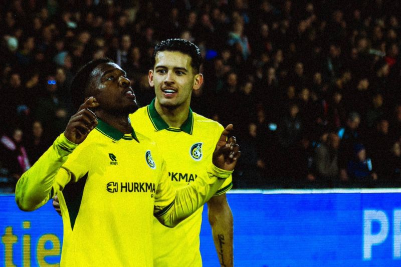Dua pemain Fortuna Sittard berseragam kuning merayakan gol di stadion