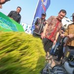 Sejumlah pejabat meninjau mesin tanam padi di lahan pertanian