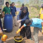 Sejumlah orang mengolah bahan organik untuk biogas di sebuah desa
