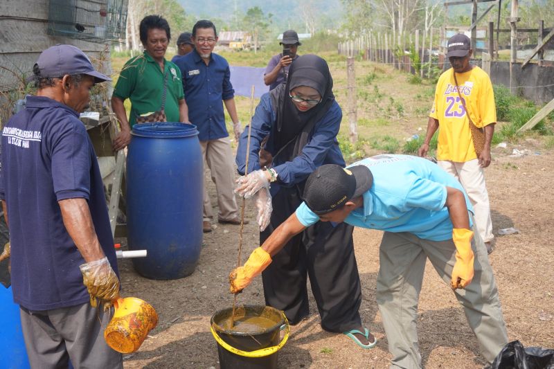 Sejumlah orang mengolah bahan organik untuk biogas di sebuah desa