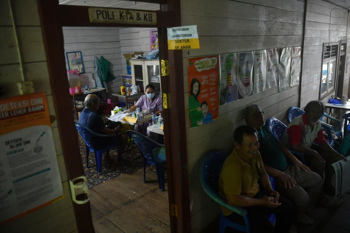 Warga mengantre untuk pemeriksaan kesehatan di Puskesmas Kampung Long Pahangai, Mahakam Ulu