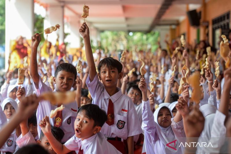 Sejumlah siswa sekolah dasar mengikuti kegiatan di sekolah di Jakarta Barat