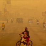 Kabut asap pekat menyelimuti kota dengan jarak pandang yang terbatas