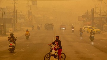Kabut asap pekat menyelimuti kota dengan jarak pandang yang terbatas