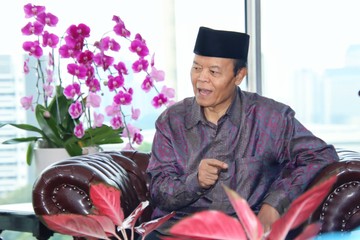 Wakil Ketua MPR Hidayat Nur Wahid saat berbicara kepada wartawan