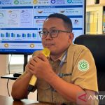 Karung-karung gabah dan beras tersusun di dalam gudang penggilingan padi