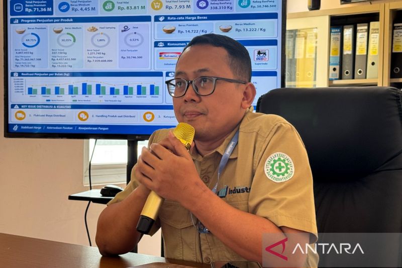 Karung-karung gabah dan beras tersusun di dalam gudang penggilingan padi