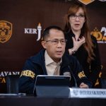 Seorang perwira Polda Metro Jaya memberikan keterangan kepada wartawan